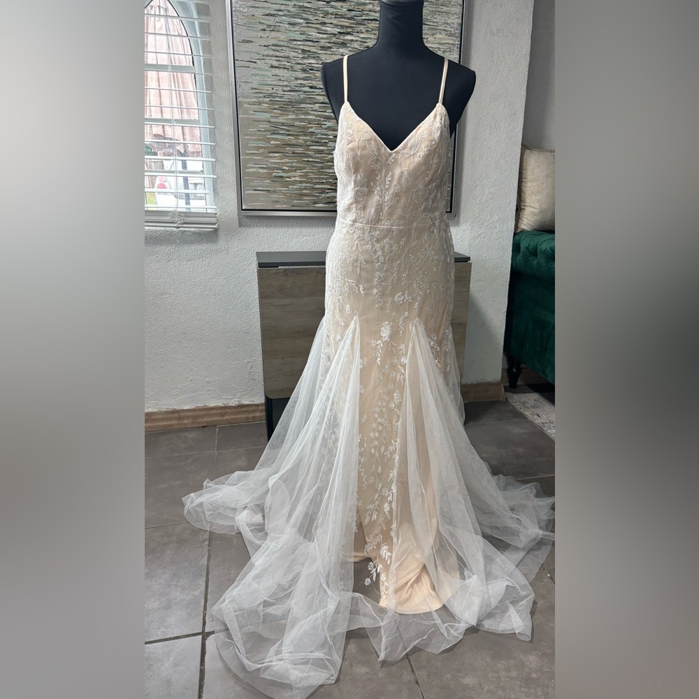 NWOT Elegant Lace Wedding Gown